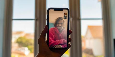 Come utilizzare i gesti delle mani per attivare la reazione durante una videochiamata FaceTime