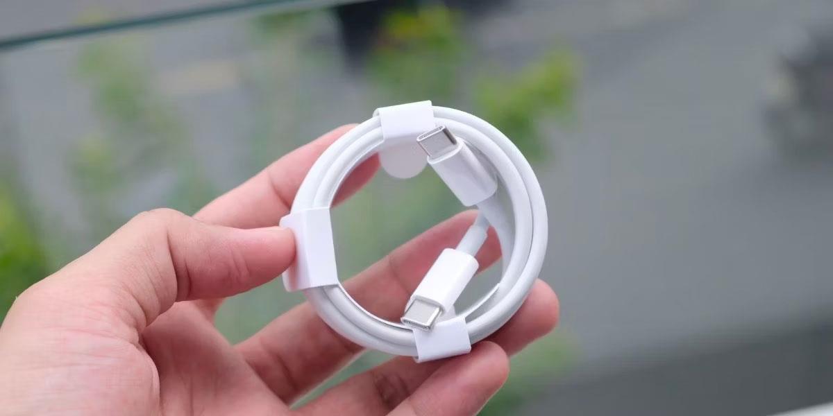 Welche Art von Kabel und Ladegerät benötigt Ihr iPhone?