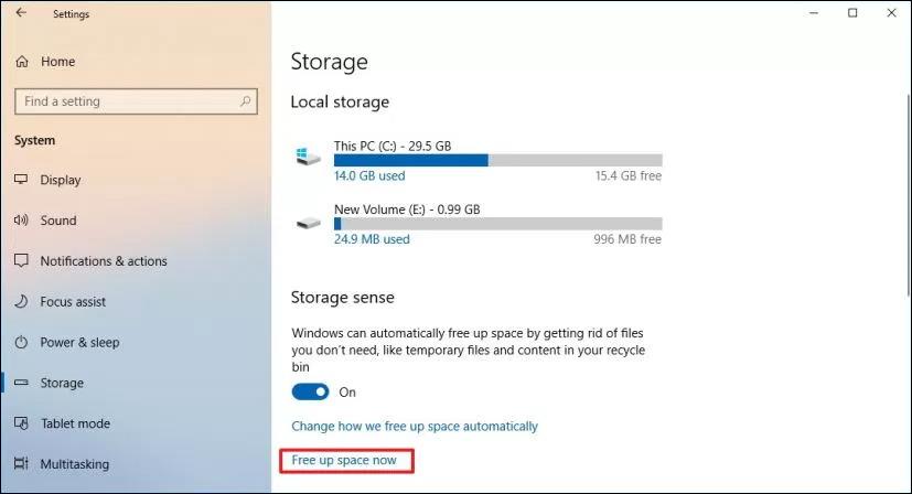 Come utilizzare il senso di archiviazione su Windows 10 per liberare spazio su disco