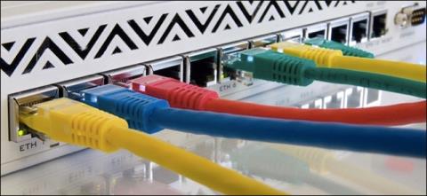 In che modo una rete cablata (Ethernet) è migliore di una rete wireless (WiFi)?