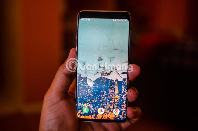 Come nascondere la fotocamera punch-hole sulla serie Samsung Galaxy S10