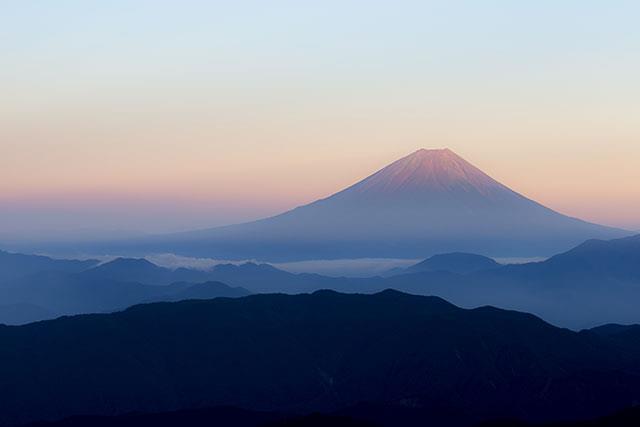 コンピューター用の山の壁紙と美しい山の写真のコレクション