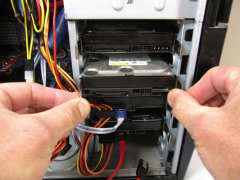 コンピューターに 2 台目のハードドライブを取り付ける手順